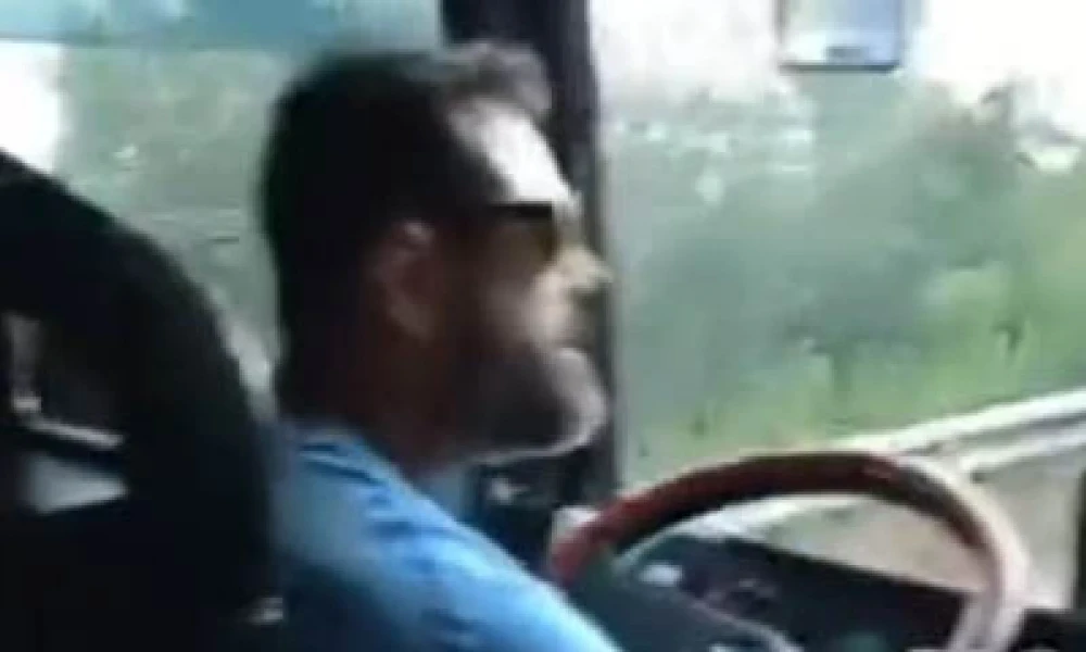 Σε διαθεσιμότητα οδηγός λεωφορείου που έβριζε τουρίστες σε δρομολόγιο στην Κέρκυρα (Βίντεο)